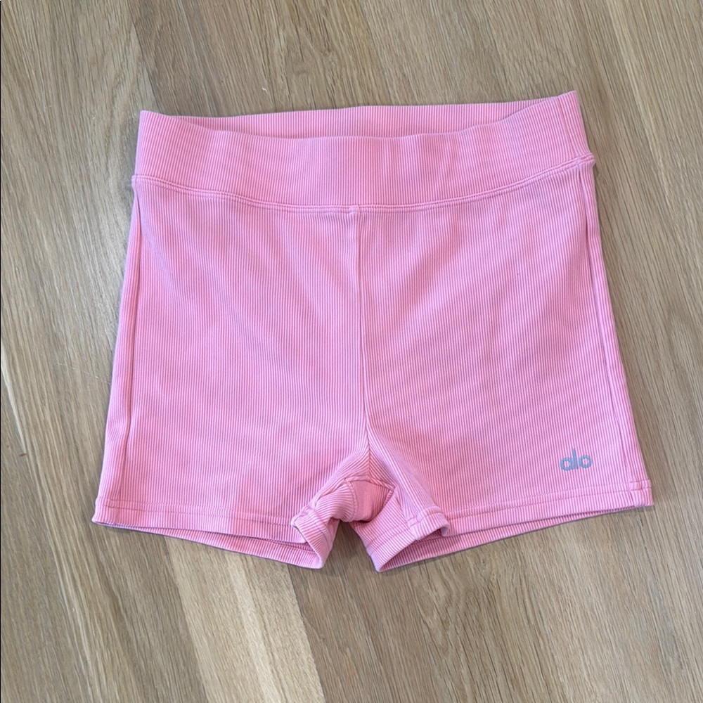 ALO Yoga Goddess Ribbed High-Waist Hot Short, pink, Size S